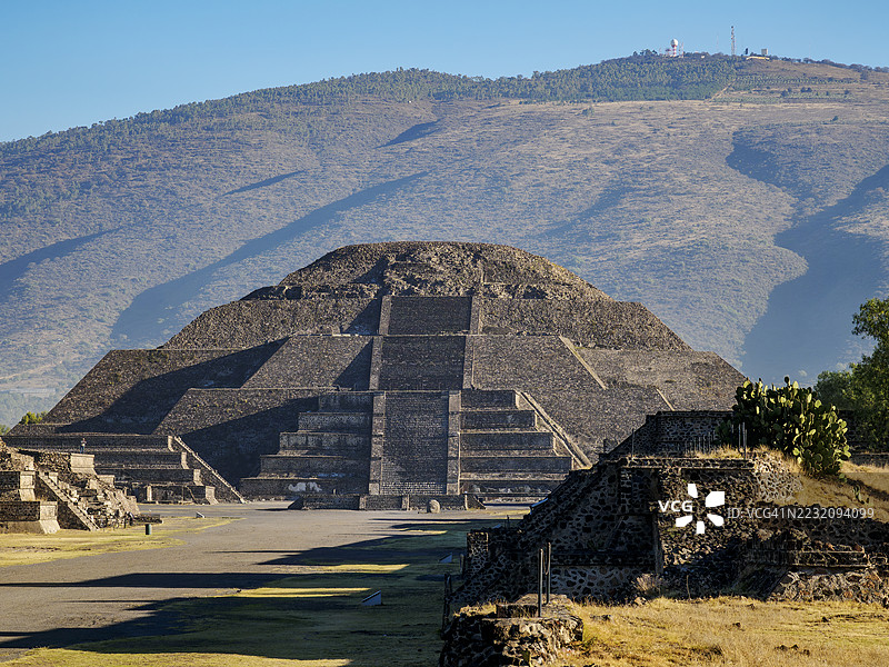 从死者大道俯瞰月亮金字塔，墨西哥州特奥蒂瓦坎图片素材