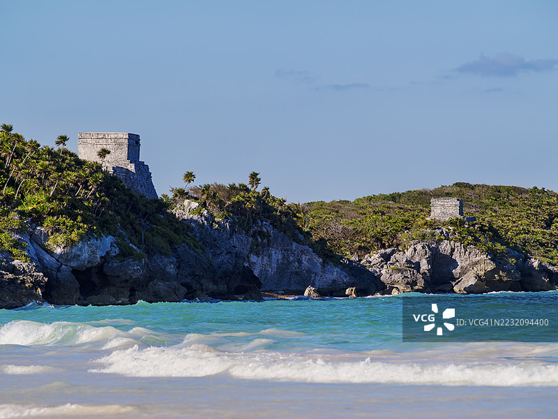 俯瞰图卢姆考古遗址的埃尔卡斯蒂略和风神庙，墨西哥金塔纳罗奥州图片素材