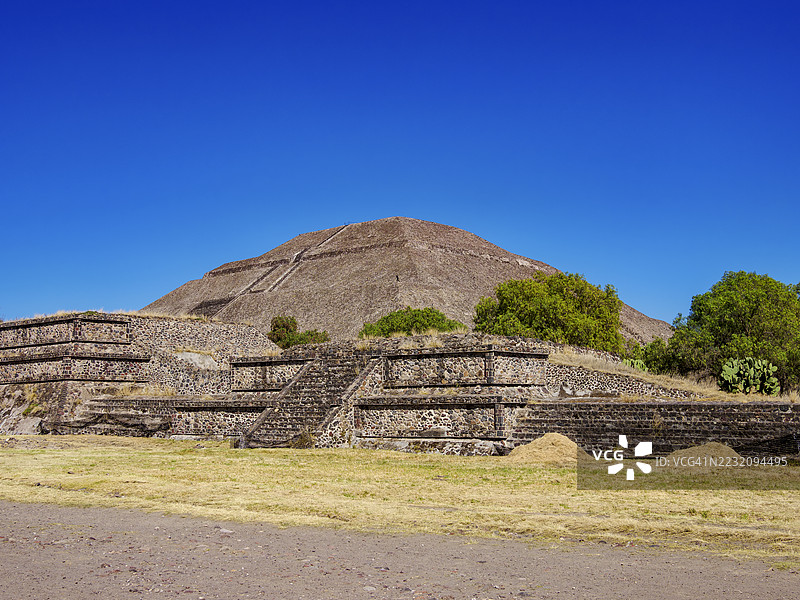 从死亡大道俯瞰太阳金字塔，墨西哥州特奥蒂瓦坎图片素材