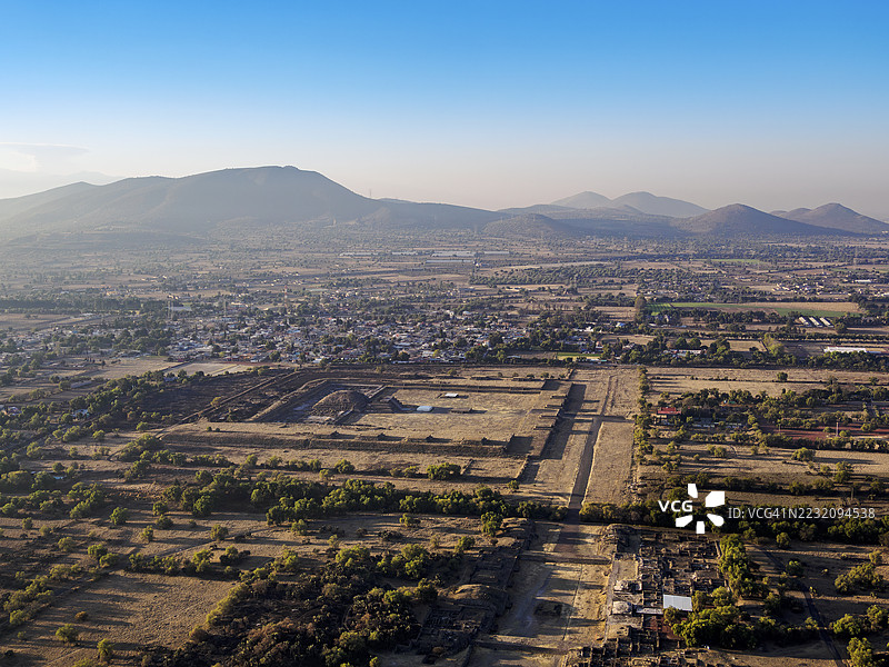 死者大道和城堡在日出时的鸟瞰图，特奥蒂瓦坎，墨西哥州，墨西哥图片素材