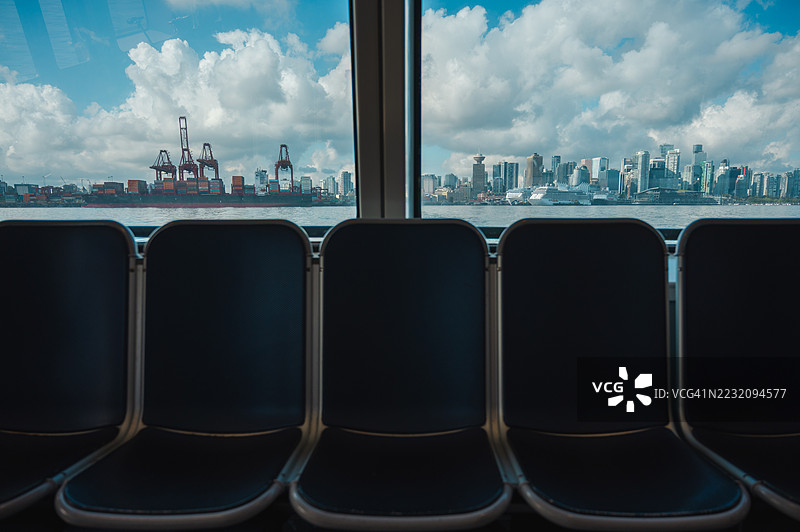 从渡轮上俯瞰温哥华的景色图片素材