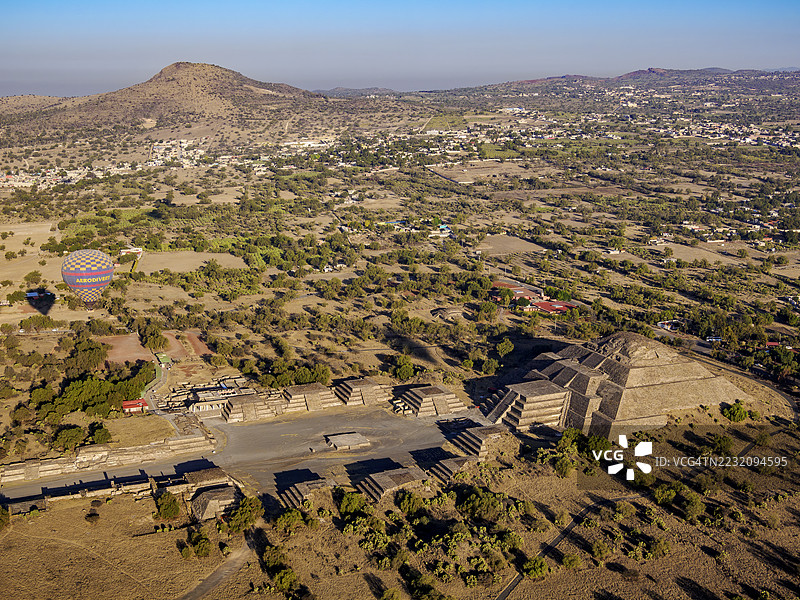 死者大道和月亮金字塔在日出时的鸟瞰图，墨西哥州特奥蒂瓦坎图片素材