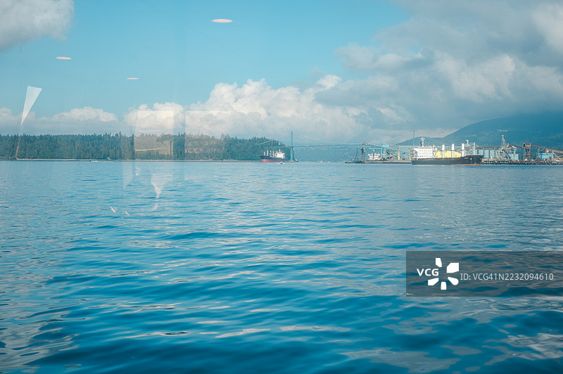 从渡轮上俯瞰温哥华的景色图片素材