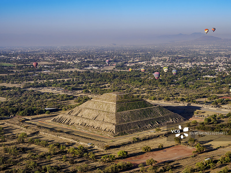 热气球在日出时飞越太阳金字塔和死亡大道，鸟瞰图，墨西哥州特奥蒂瓦坎图片素材