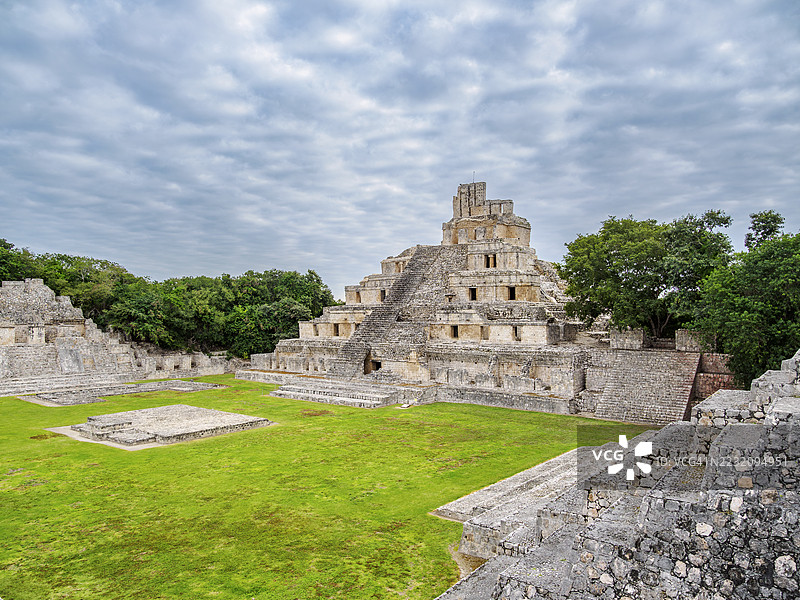 五层寺庙，伟大的阿克罗波利斯，埃兹纳考古遗址，坎佩切州，墨西哥图片素材