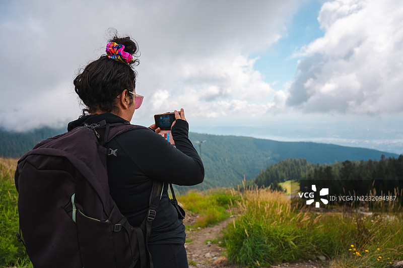 温哥华格劳斯山顶上的女人图片素材