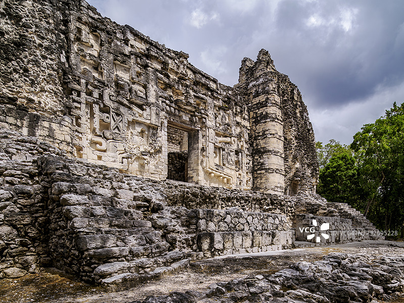 结构二，带有威胁性蛇神伊察姆纳的巨嘴，霍尔米古罗考古遗址，坎佩切州，墨西哥图片素材
