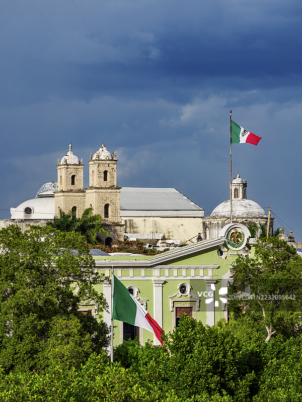 俯瞰墨西哥尤卡坦州梅里达的尤卡坦州政府宫和耶稣第三秩序教堂，广场大。图片素材