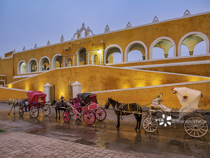 黎明时分，伊萨马尔，尤卡坦州，圣安东尼奥·德·帕杜瓦修道院前的马车图片素材