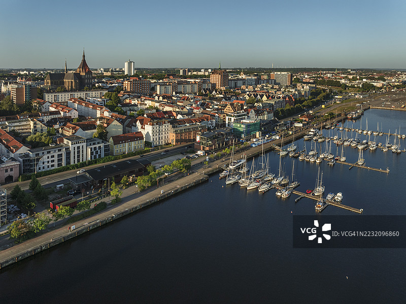 从瓦尔诺河俯瞰罗斯托克的玛丽恩教堂，梅克伦堡-前波美拉尼亚，德国图片素材