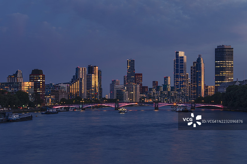 伦敦，英格兰的兰贝斯桥和巴特西天际线图片素材