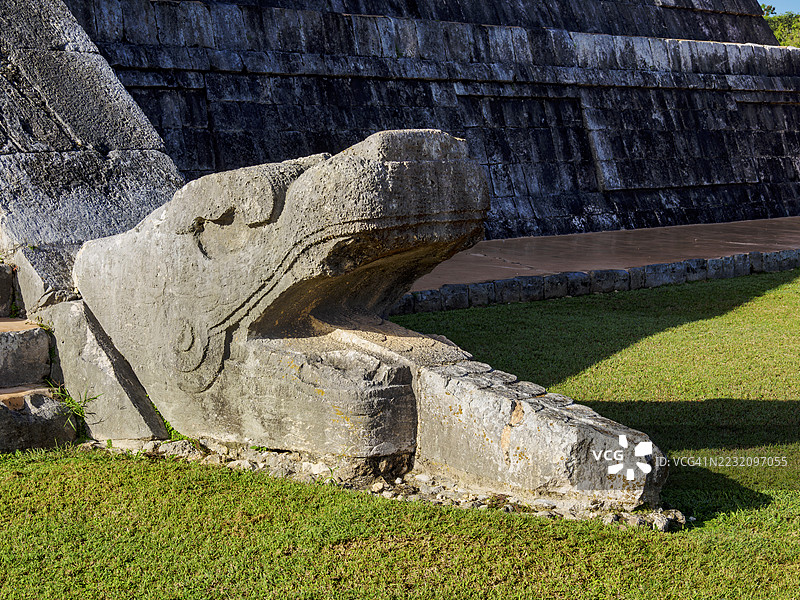 奇琴伊察的库库尔坎金字塔或库库尔坎神庙上的羽蛇神图片素材