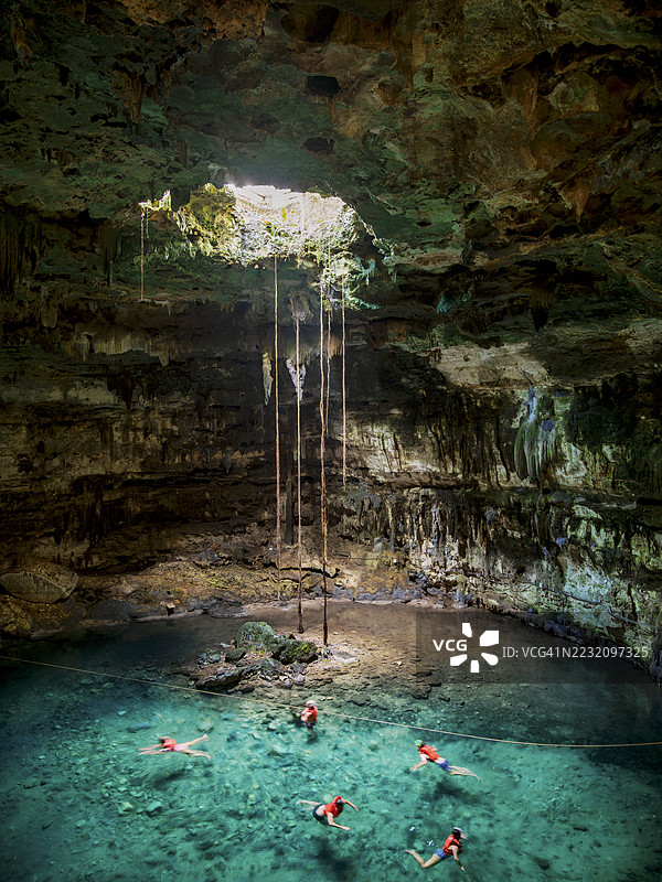 墨西哥尤卡坦州巴利亚多利德附近的Dzitnup萨穆拉天坑图片素材