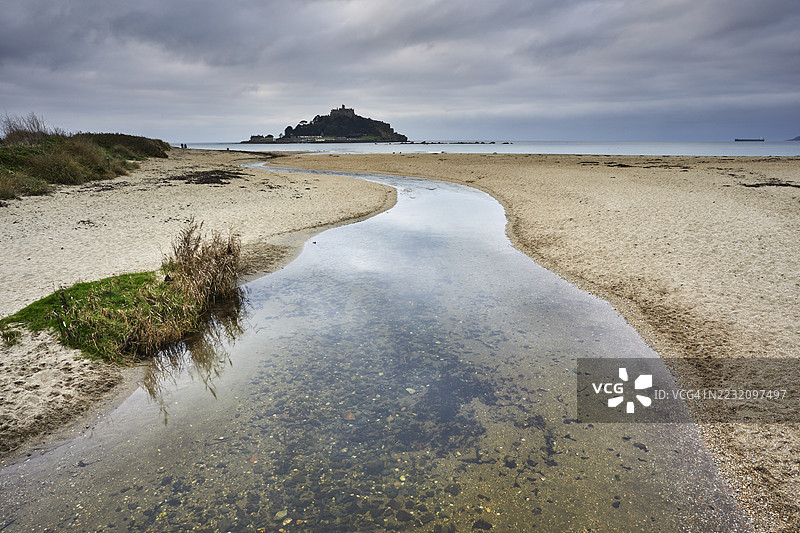 在英国康沃尔郡彭赞斯附近的马拉齐翁海滩上，清晨的光线照耀下的圣迈克尔山图片素材