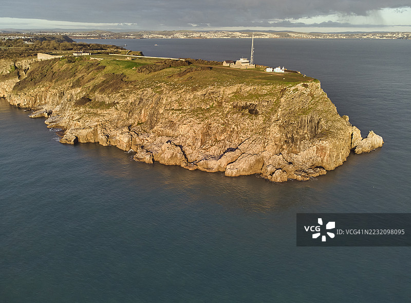 早晨时分，英国德文郡托尔贝的布里克瑟姆，托尔贝南端的贝里头悬崖景观。图片素材