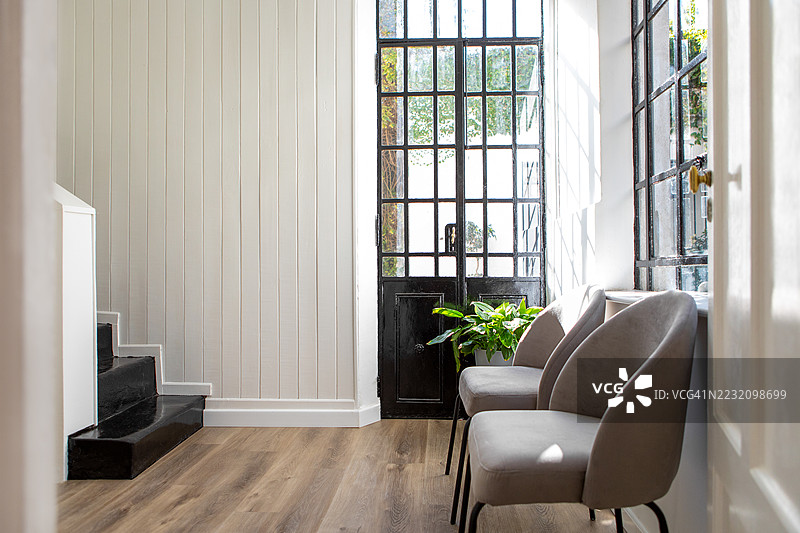 医疗办公室候诊室的不同视角图片素材