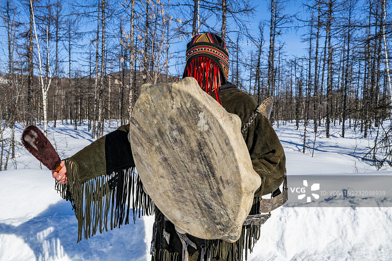 身着传统服饰的萨满，图拉，克拉斯诺亚尔斯克边疆区，鄂温克州，俄罗斯图片素材