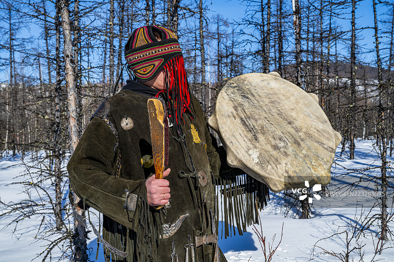 身着传统服饰的萨满，图拉，克拉斯诺亚尔斯克边疆区，埃文基州，俄罗斯图片素材