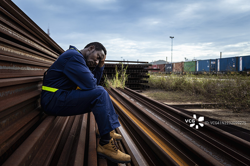 工程师因工作感到疲惫或压力。图片素材