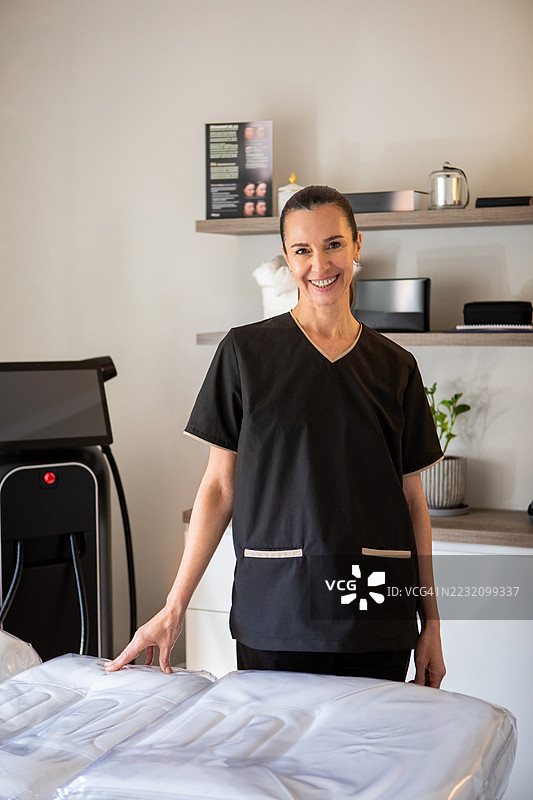 女医生在办公室里看着镜头的肖像图片素材