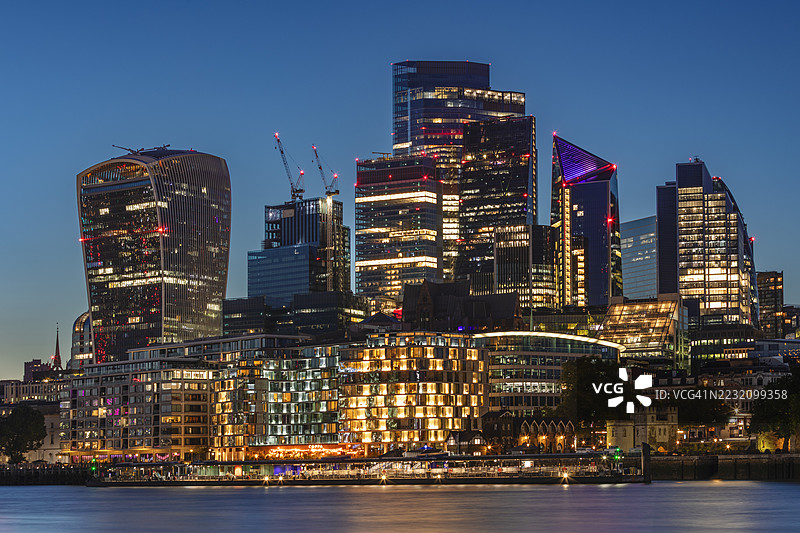 伦敦天际线沿泰晤士河，伦敦市，英格兰图片素材