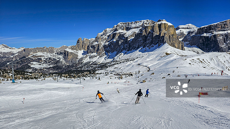 意大利多洛米蒂山脉的瓦尔加尔德纳或沃尔肯施泰因周围的山脉图片素材