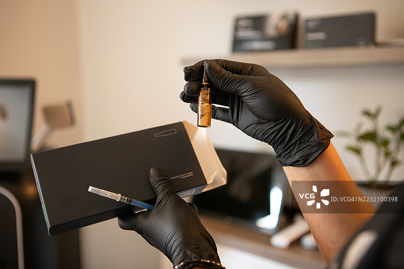 女皮肤科医生为她的患者准备美塑注射。图片素材