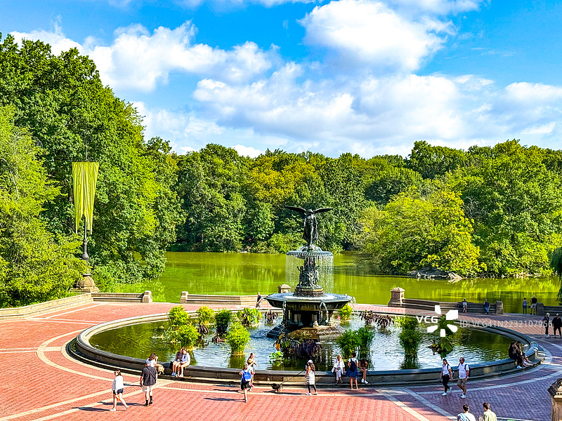 纽约市中央公园的贝塞斯达露台和喷泉上的人们图片素材