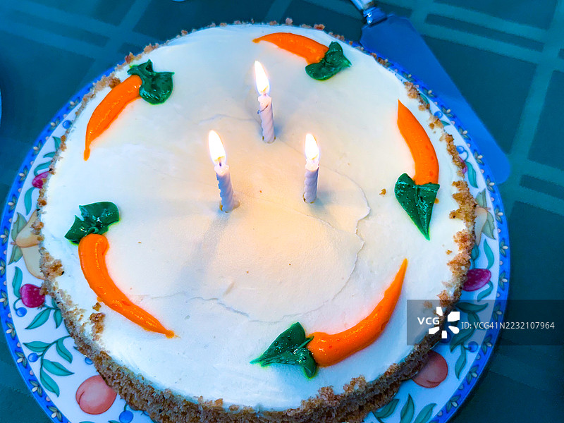 胡萝卜蛋糕上的生日蜡烛图片素材