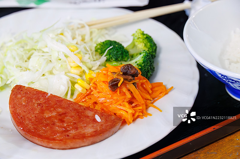 火腿 steak、沙拉等。客栈的美味早餐。日本冲绳县岛尻郡慶良間群岛座间味岛 - 2025年6月29日图片素材