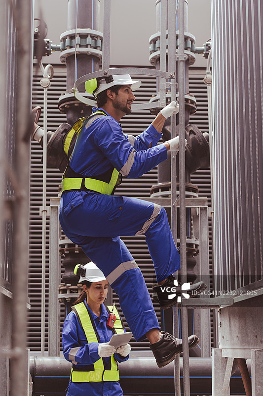 工程师正在检查大型工业建筑的水冷却塔空调，这是用于控制空气系统的水冷却塔空气冷却器HVAC。图片素材