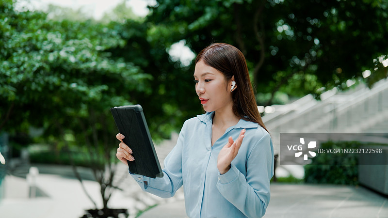 年轻的亚洲女性与客户开会，进行自由职业工作。图片素材