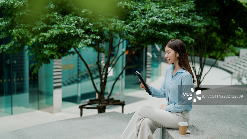 年轻的亚洲女性与客户开会，进行自由职业工作。图片素材