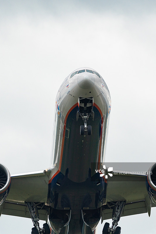 从下方裁剪的特写镜头,展示了一架俄罗斯航空公司Aeroflot的波音777-300ER商业客机正在飞行。图片素材