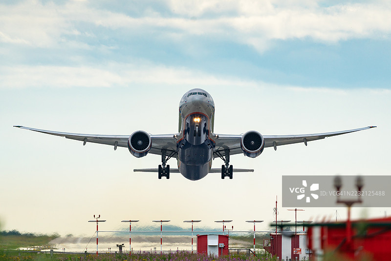 一架俄罗斯航空公司阿罗弗特的波音777-300ER商用飞机正在飞行,从彼得罗巴甫洛夫斯克-堪察加机场起飞,前往莫斯科谢列梅捷沃机场。图片素材