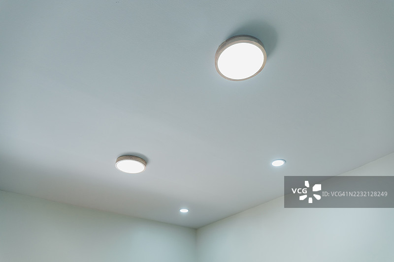 经典室内的天花板特写。现代LED设计的简约天花板灯。图片素材