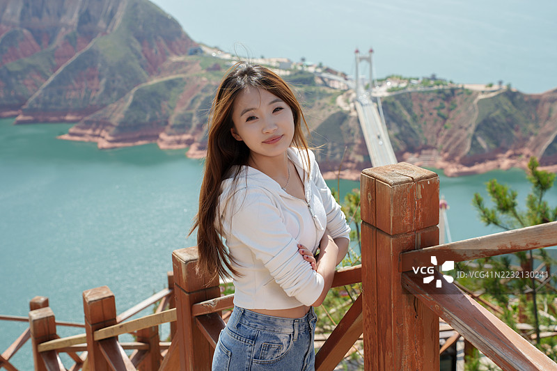 年轻的亚洲女性游客度假中图片素材