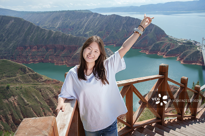 年轻的亚洲女性在度假旅行图片素材