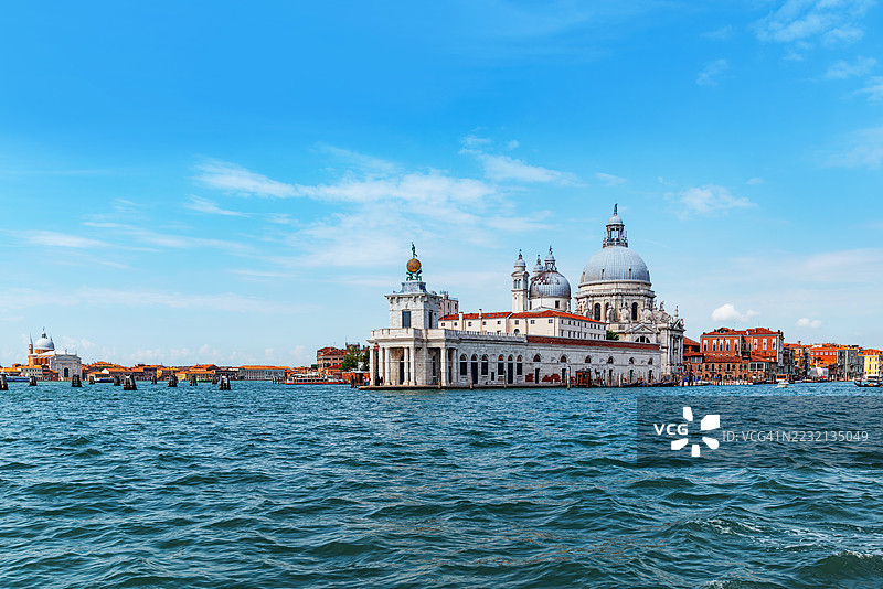 威尼斯运河的风景，历史建筑与蓝天相映成趣图片素材