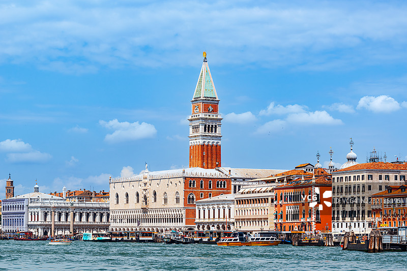 威尼斯海滨壮观的建筑景观，聚焦标志性的钟楼图片素材