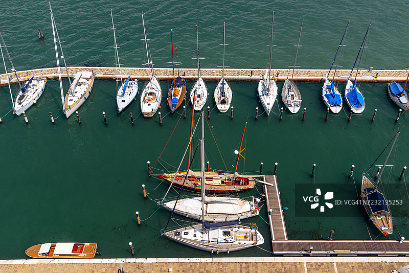 意大利威尼斯港口码头停靠的船只和游艇图片素材