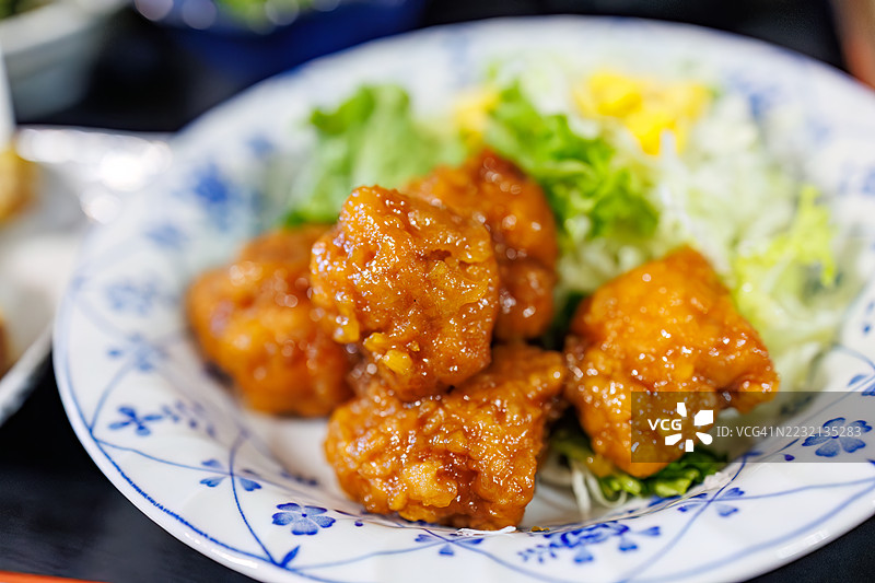 在宾馆享用美味晚餐。座间味岛，慶良間群岛，岛尻郡，冲绳 - 2025年6月28日图片素材