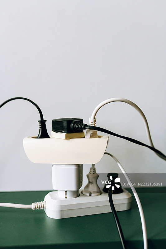 电击风险在电源线中。杂乱的插座与缠绕的电线图片素材