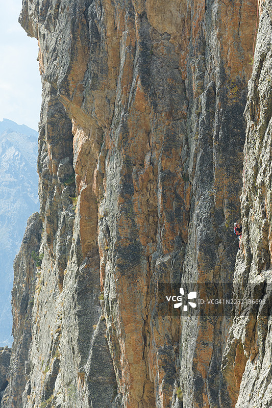 攀岩者正在攀登陡峭的悬崖图片素材