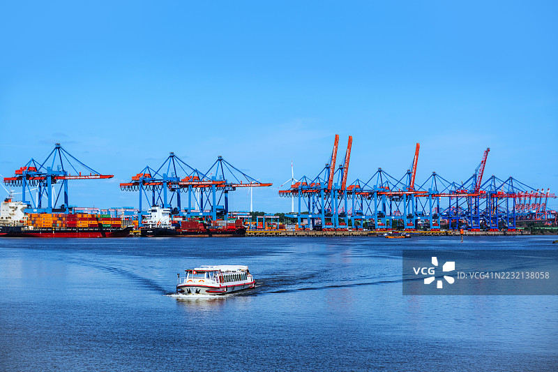 德国汉堡的货运港口，配有起重机和渡轮图片素材