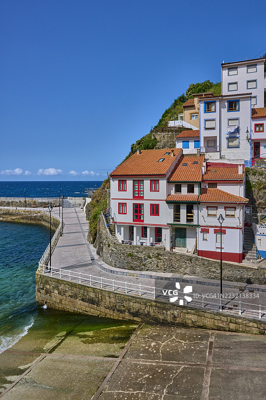 西班牙阿斯图里亚斯海岸的库迪列罗村庄图片素材