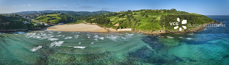 西班牙坎塔布里亚海岸的卢安娜海滩图片素材