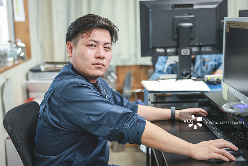 工业工人使用电脑的肖像图片素材