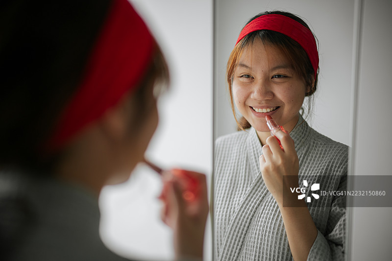 对着镜子涂口红图片素材