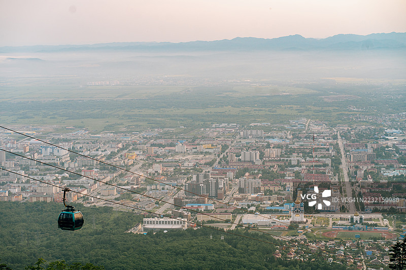 缆车在萨哈林地区的城市景观上升，背景是山景图片素材